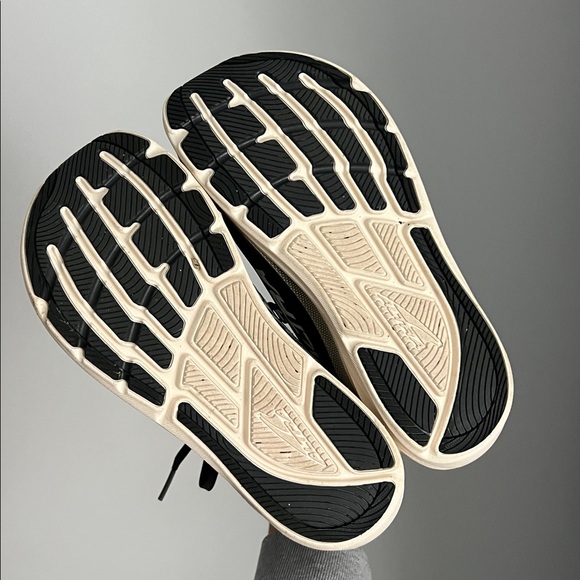 Worn once Altra torin 8 running shoe sneaker black and cream white size 7 wide - Picture 6 of 10